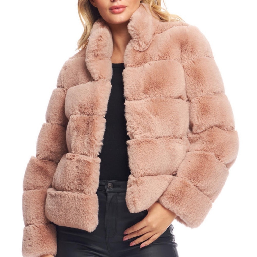 Luxurious Faux Fur Jacket in Blush